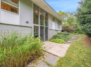 11 Sunset Rdg, Hampton Bays, NY 11946