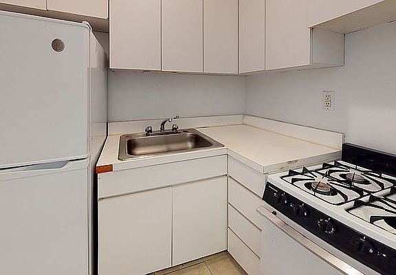 3rd image of 324 E 83rd St APT 15