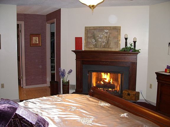 16 X 14 Master br suite w/gas fireplace, large walk in closet and full bath. 