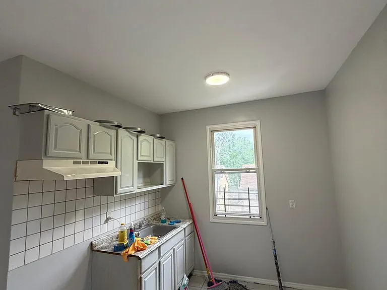 724 Lyons Ave #A3 — Photo 6
