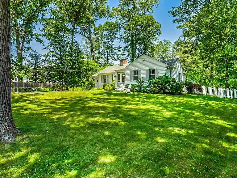 322 Noroton Ave — Photo 2