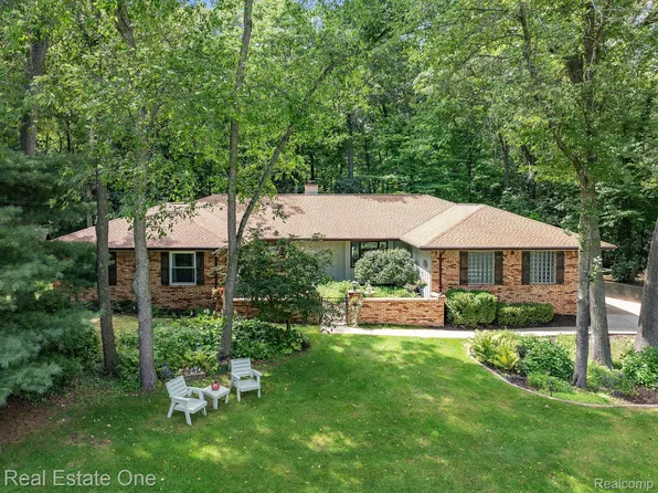 4884 Split Rail Dr, Brighton, MI 48114