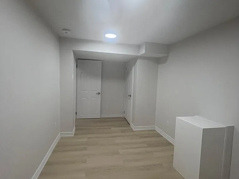 1398 Tampa Cres #LOWER — Photo 3
