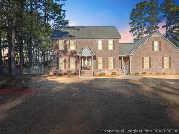 5400 Labrador Dr, Hope Mills, NC 28348