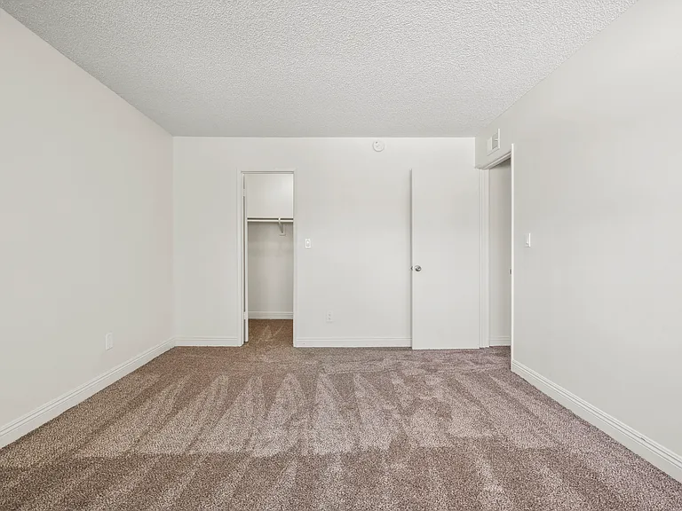 Sierra West Apartments — Photo 31