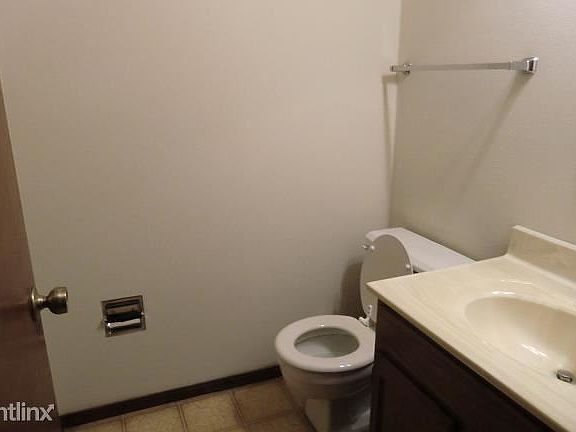 117 Half- Bath (main level) 09-11