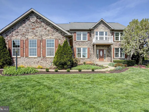 1223 E Pebblebrook Dr, Greencastle, PA 17225