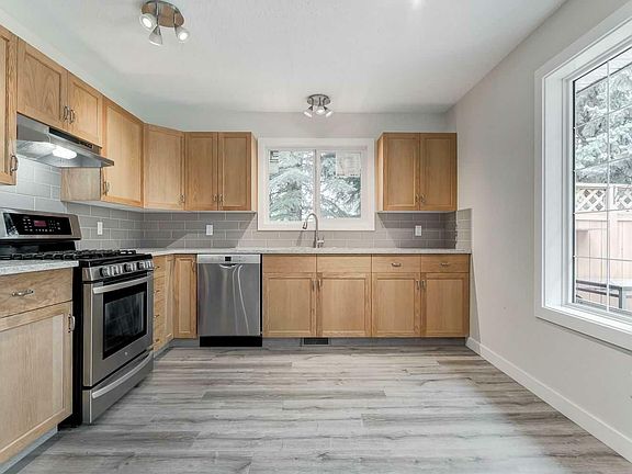 3rd image of 102 Meadowpark Dr