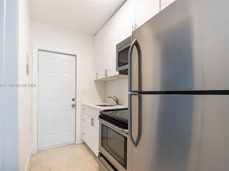 1450 SW 6th St #4 — Photo 1