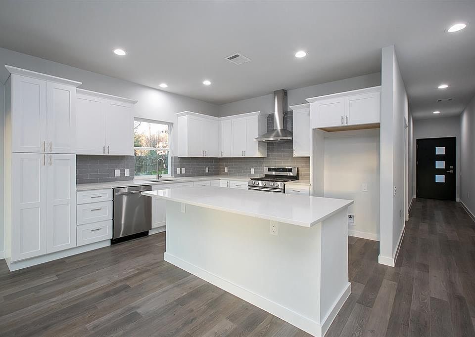 2nd image of 323 Avenue G
