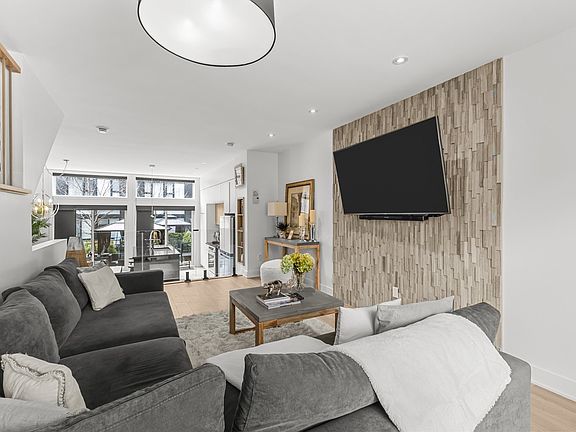 4th image of 373 Rue Rena Lecavalier