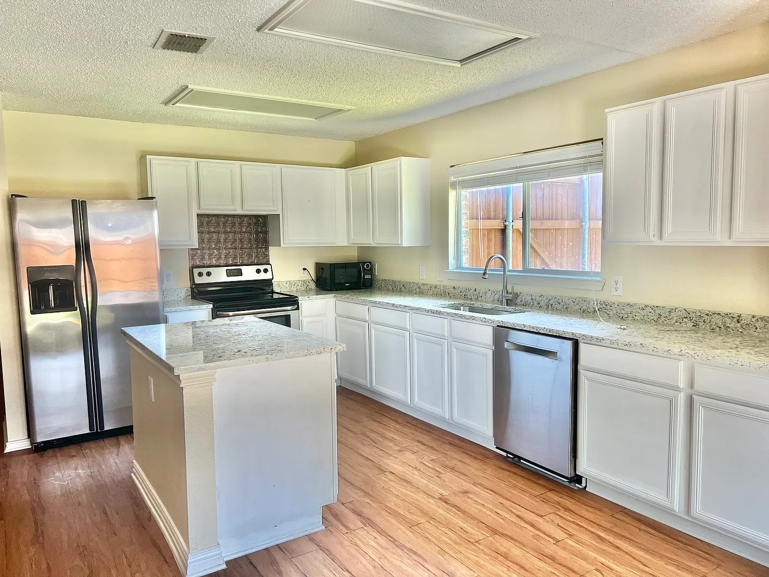 3 bed, 1786 sqft, $2,395 — Photo 4