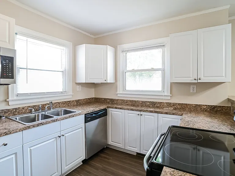 2400 Morton St — Photo 8