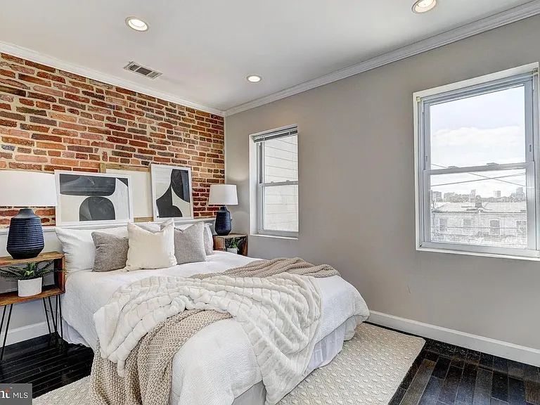 312 S Clinton St — Photo 4