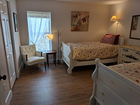 Bedroom 3 with two twin beds.