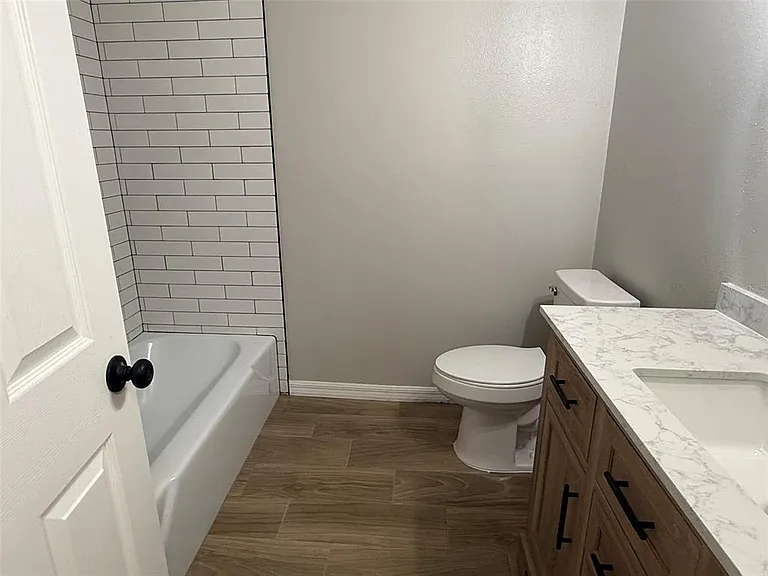 1008 N Bracewell Dr — Photo 3