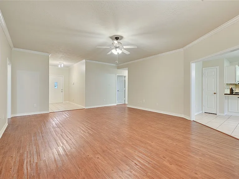 1208 Markham Ln — Photo 4