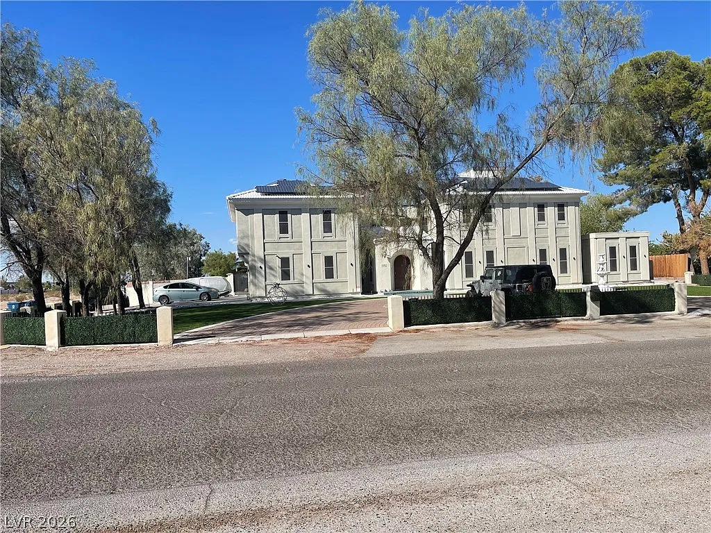 7 bed, 4.5 bath, 4577 sqft, $5,500 — Photo 1
