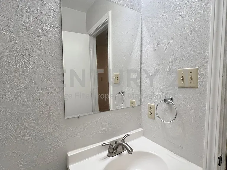 1108 N Elm St #10 — Photo 21