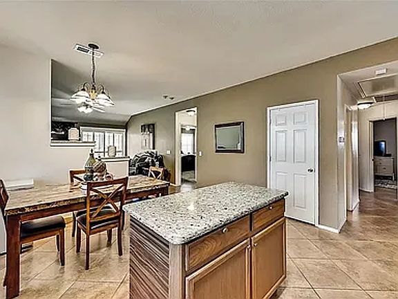 5th image of 1206 Periwinkle Dr