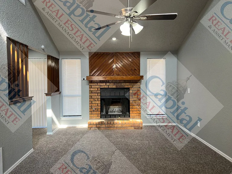 1013 W Gladys Way — Photo 3