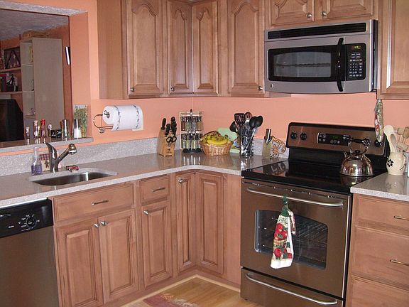 Remodeled Kit (2007) w/ Maple Cab, GE SS Appl, and Silestone C-tops