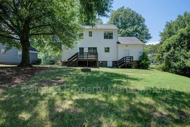 3 bed, 2.5 bath, 1550 sqft, $2,100 — Photo 2