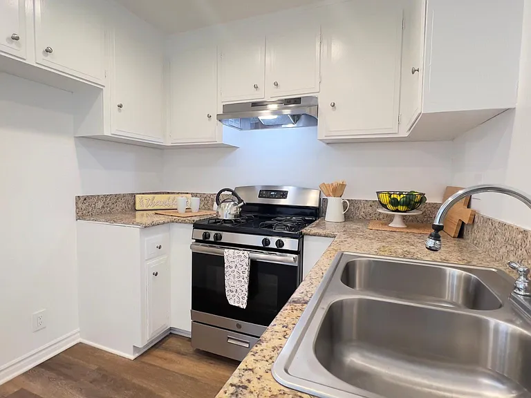 Downey North Apartments — Photo 9