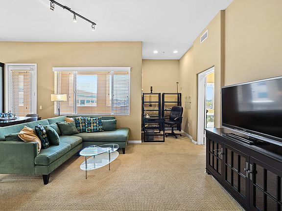 5th image of 931 E Walnut St Unit 601