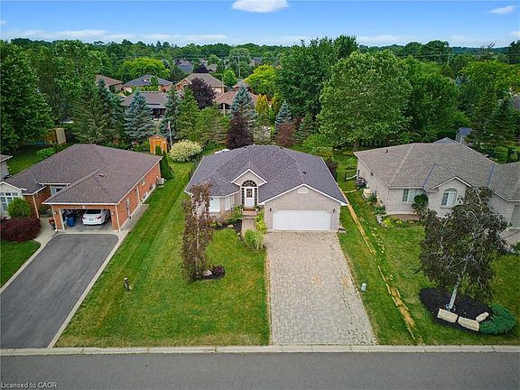 3rd image of 13 Pine Ridge Cres