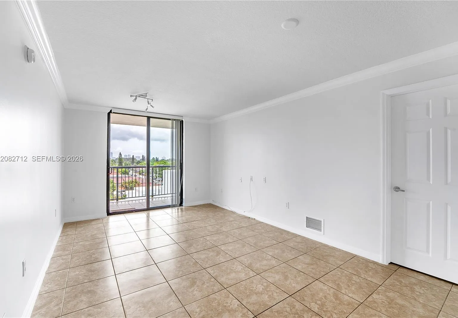 Coral Pointe Condo — Photo 4