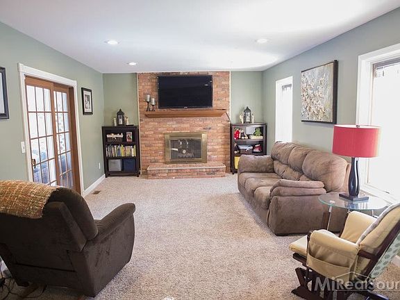 4th image of 8855 Mary Ann Ave