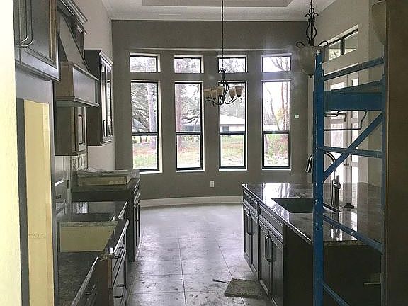5th image of 2051 W Huntington Dr