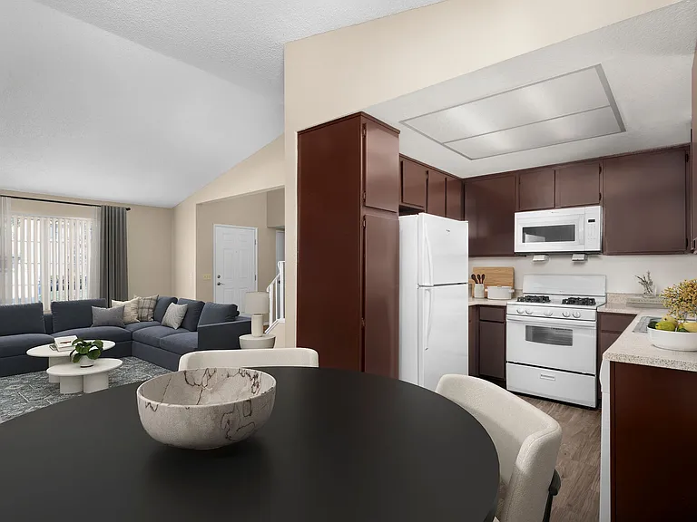 Linden Court — Photo 2