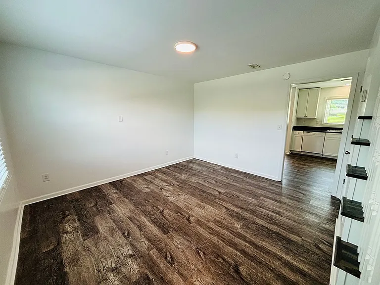 2 Bedroom, 1 Bath Apartment — Photo 30
