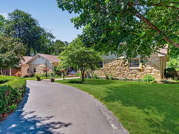 2nd image of 6926 Woodridge Dr