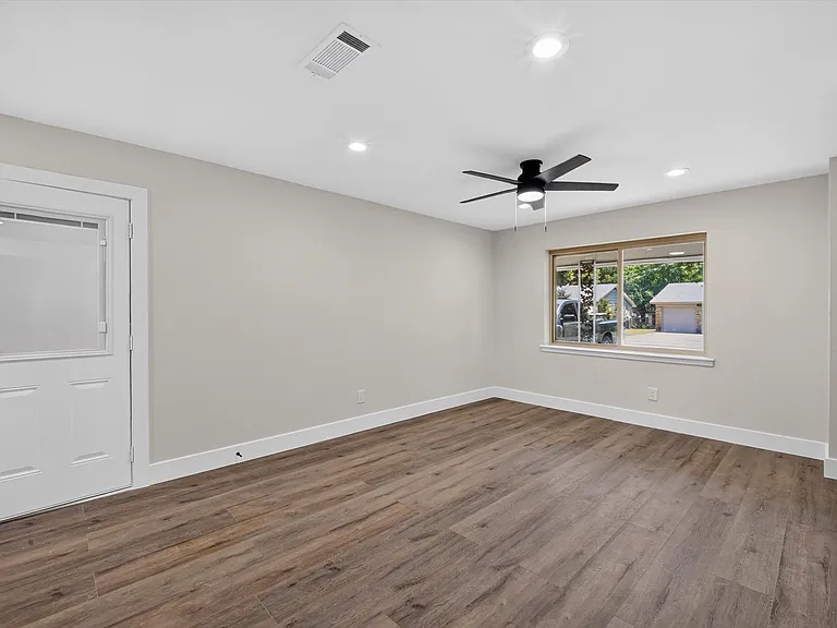 913 Russell Ln — Photo 16