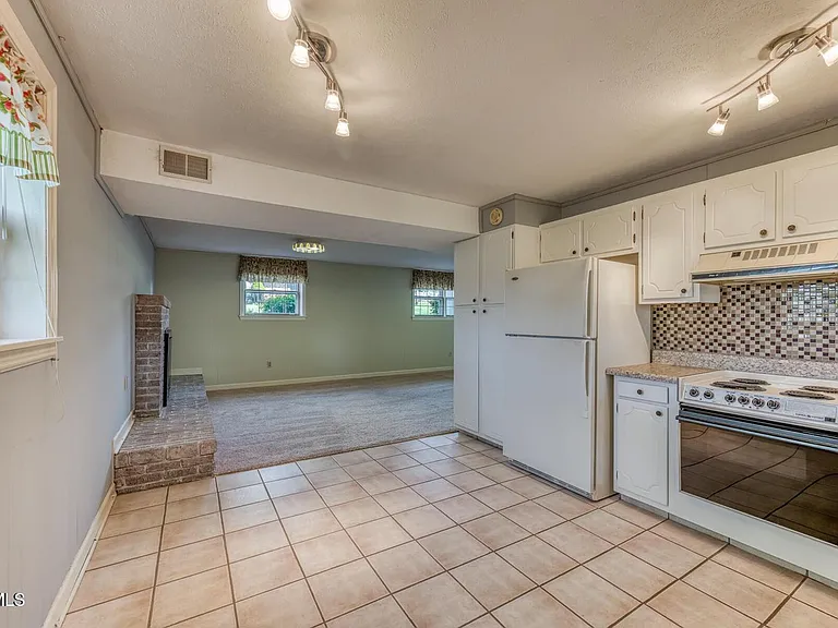 908 Meadow Ln — Photo 31