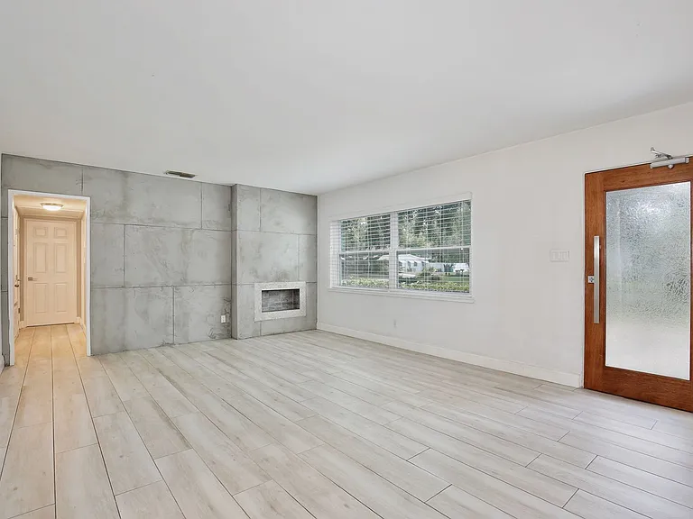 2401 Albert Lee Pkwy — Photo 3