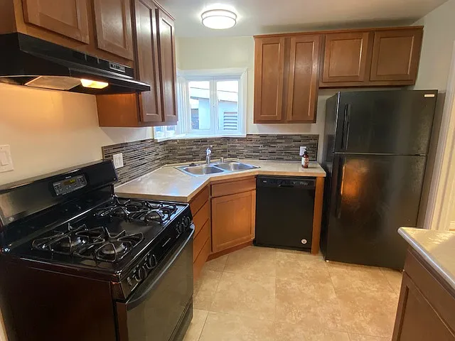 Newer kitchen with stove/refrigerator