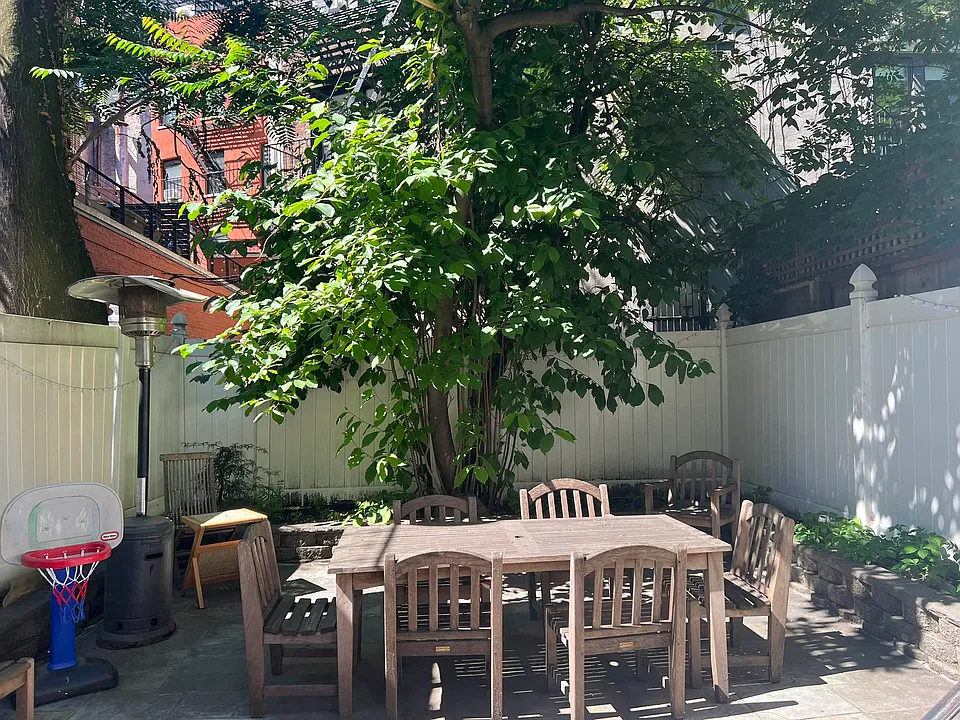 106 W Washington Pl #1