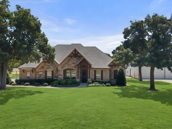 104 Estancia Ct, Decatur, TX 76234