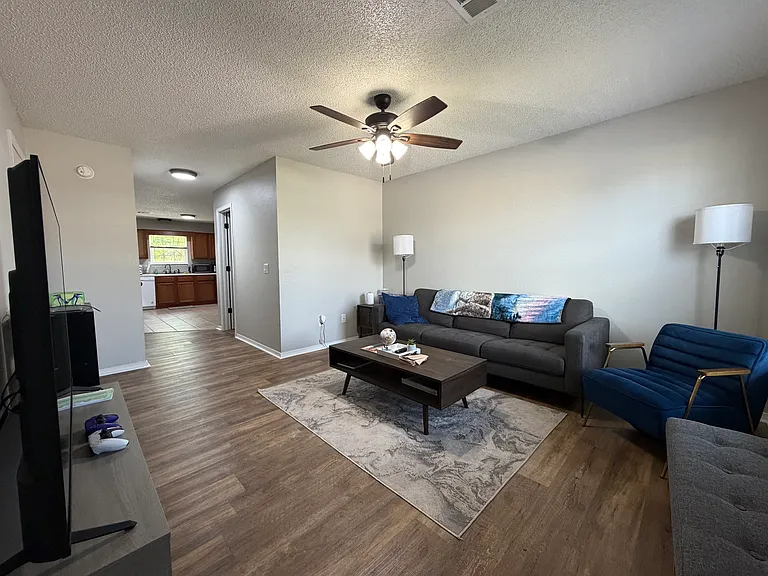 3405 SW Victoria Pl #1 — Photo 3