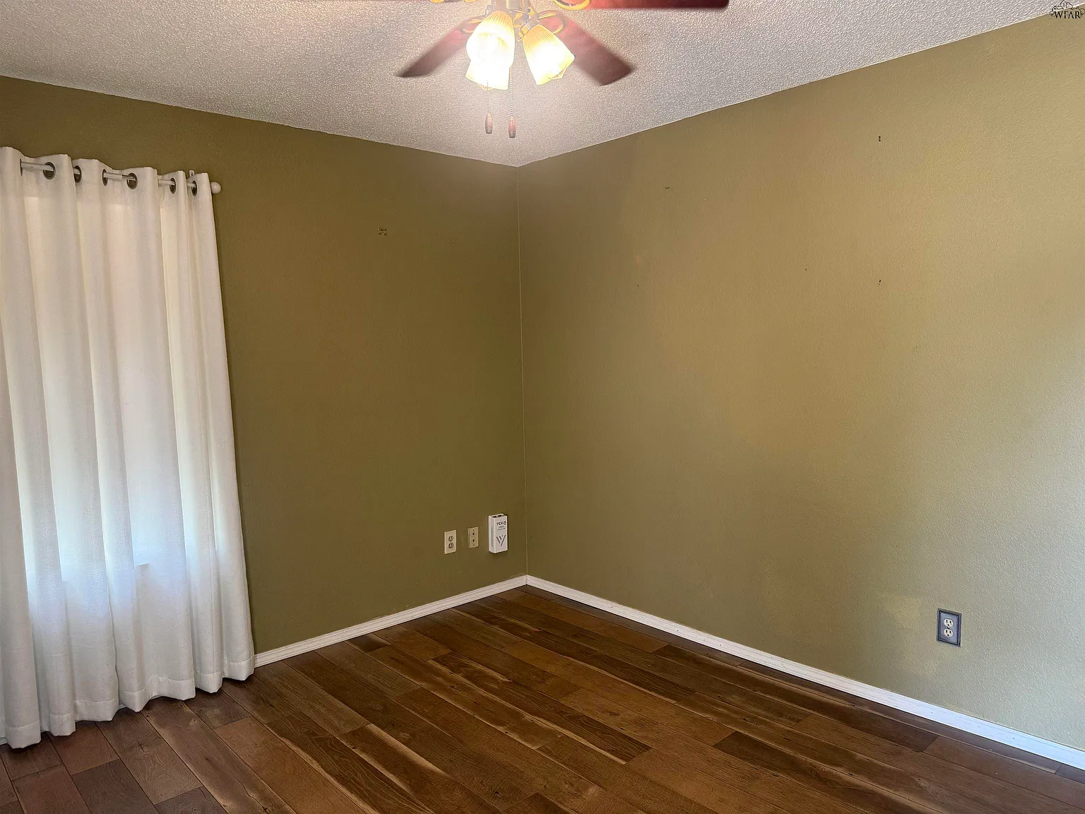 2 bed, 1.0 bath, 696 sqft, $1,300 — Photo 4