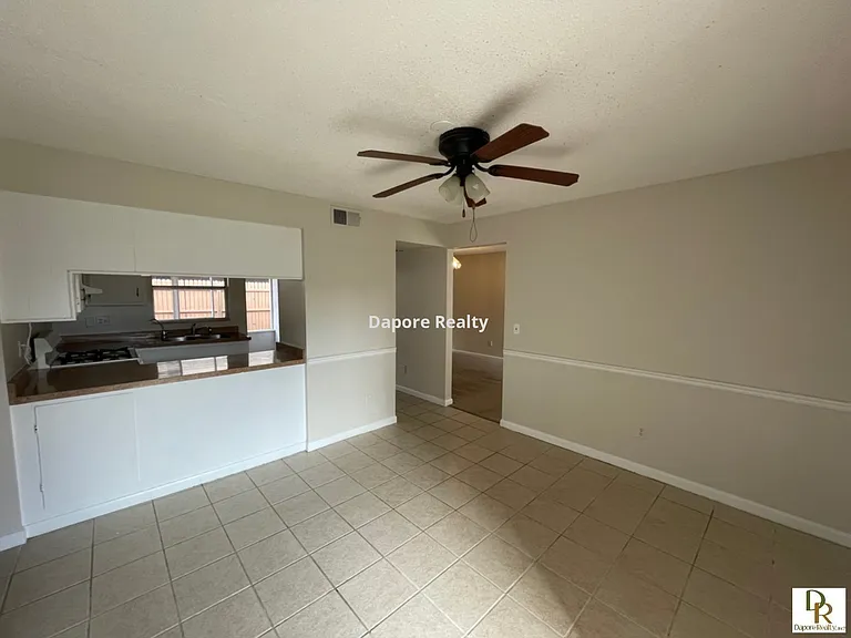 302 S Moss Rd — Photo 2