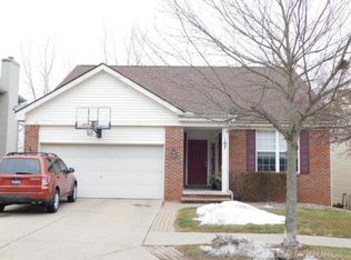 107 Eagle Ridge Rd, Lake Orion, MI 48360