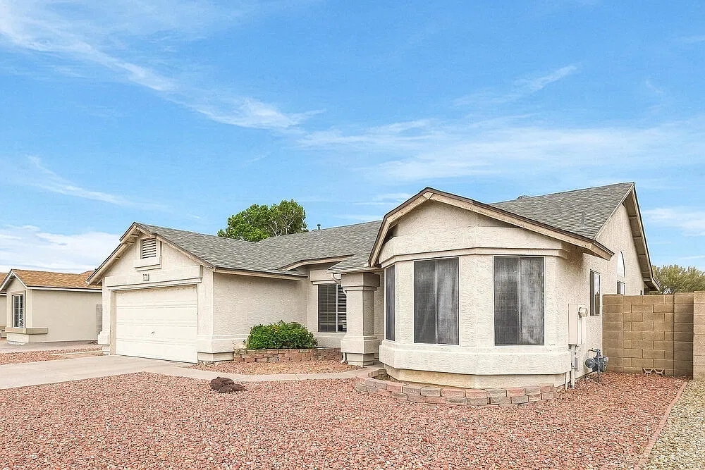 3 bed, 2.0 bath, 1420 sqft, $2,210 — Photo 3