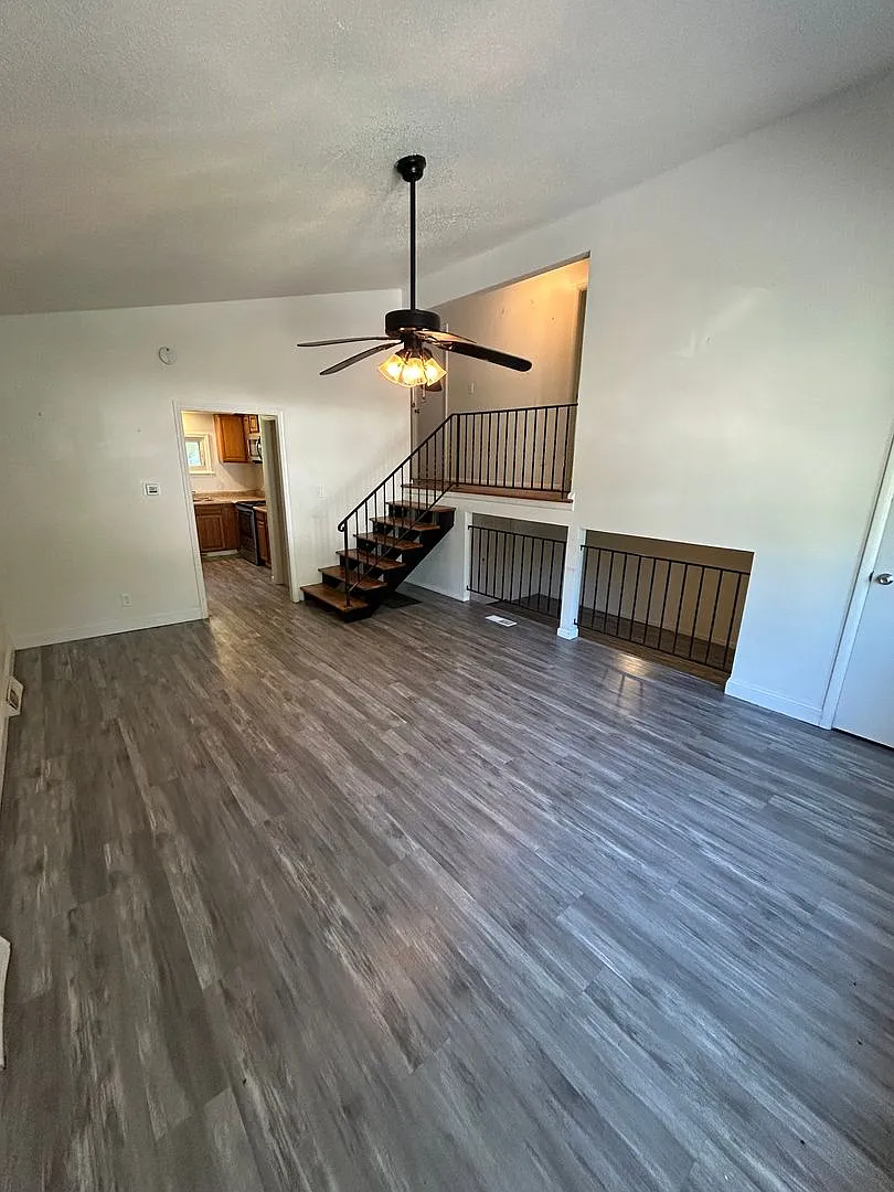 Spacious 3-Bedroom Home with Garage & Large Backyard — Photo 2