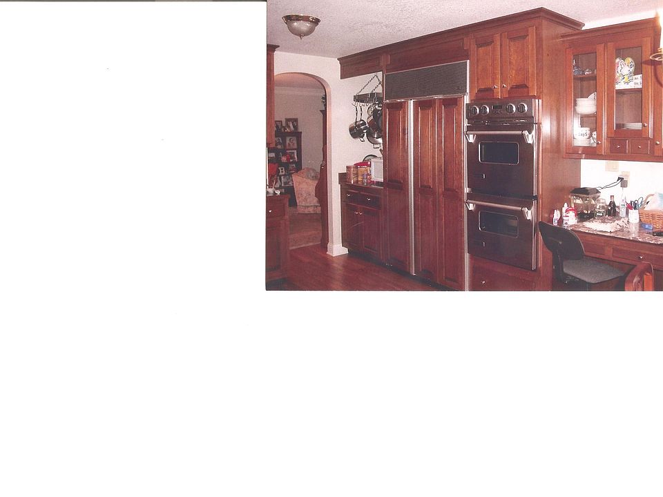 2nd image of 1000 Crestview Cir