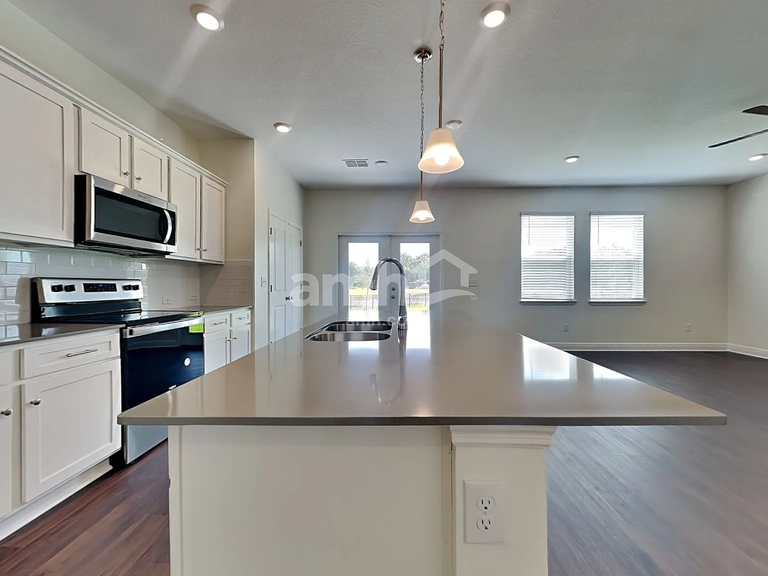 4 bed, 2.5 bath, 1977 sqft, $2,710 — Photo 3